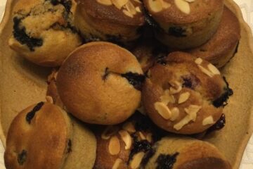 Quick and easy blueberries and flaked almonds muffins