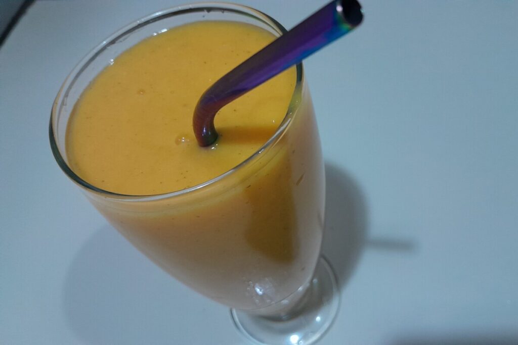 Mango banana smoothie with pumpkin seeds