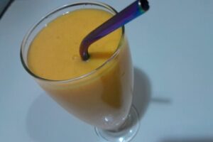 Banana mango smoothie