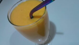 Banana mango smoothie