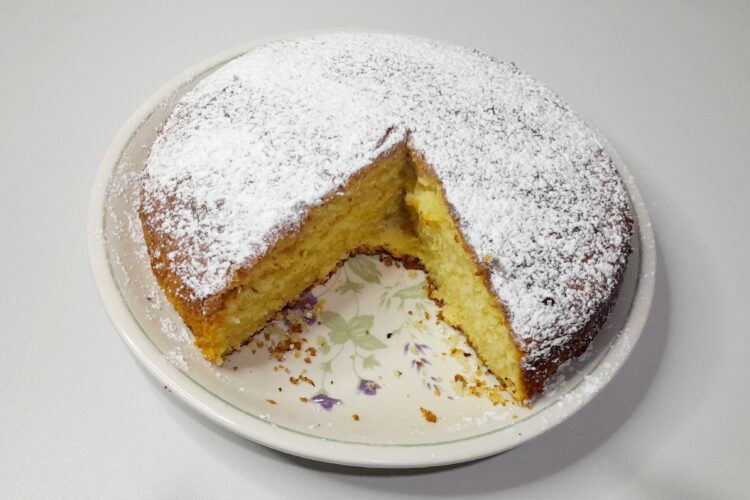 Sponge cake with powdered sugar